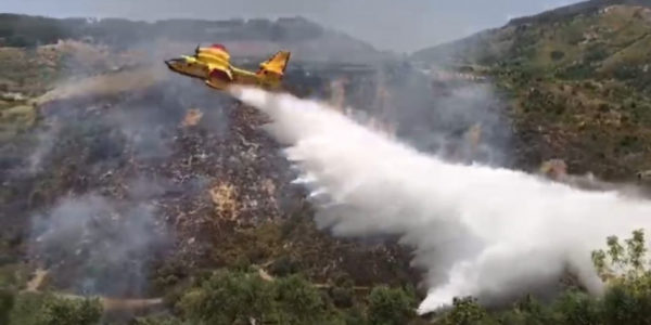 Incendio nella discarica di Mazzarà Sant’Andrea, canadair in azione: rogo doloso partito da un terreno vicino