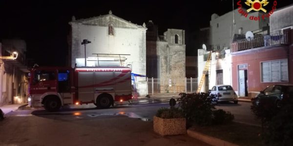 La casa incendiata a Vittoria, migliorano le condizioni dei due sopravvissuti