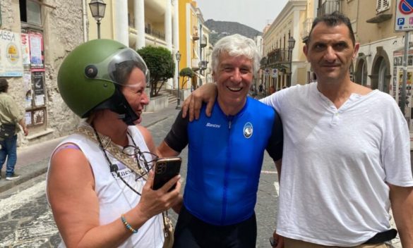 Lipari, Gasperini a passeggio per il Corso: selfie con tutti, ma niente video con chi... tifa Inter