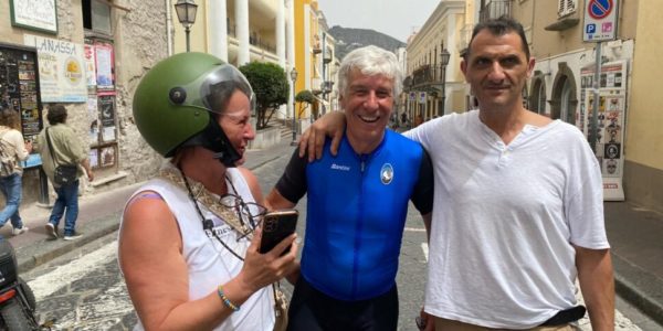 Lipari, Gasperini a passeggio per il Corso: selfie con tutti, ma niente video con chi... tifa Inter