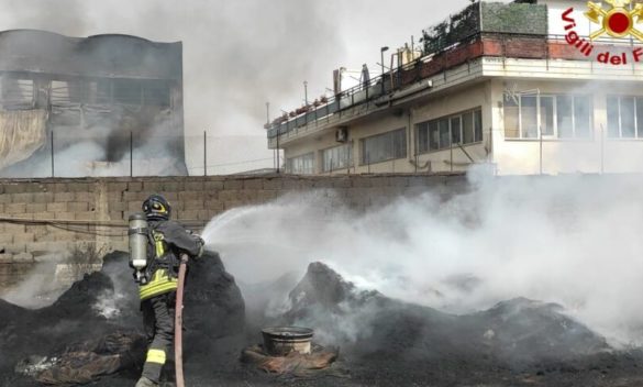 Maxi incendio a Misterbianco: le fiamme distruggono un capannone