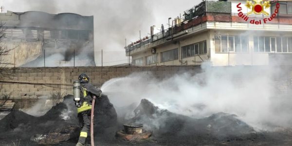 Maxi incendio a Misterbianco: le fiamme distruggono un capannone