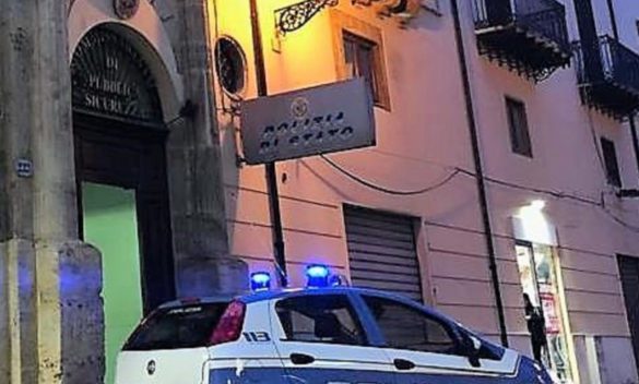 Coltiva droga in casa a Partinico e picchia i poliziotti che scoprono la serra: arrestato