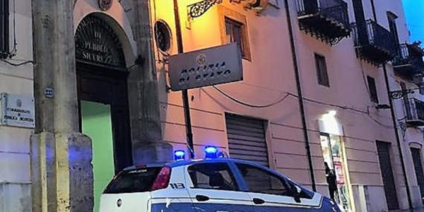 Coltiva droga in casa a Partinico e picchia i poliziotti che scoprono la serra: arrestato