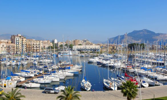 Palermo, si sente male e cade con la bici a mare: chi è l'uomo che ha perso la vita alla Cala