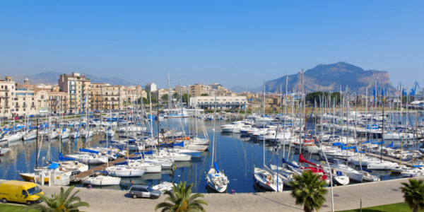 Palermo, si sente male e cade con la bici a mare: chi è l'uomo che ha perso la vita alla Cala