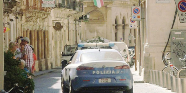 Minaccia la moglie con una pistola, arrestato a Siracusa