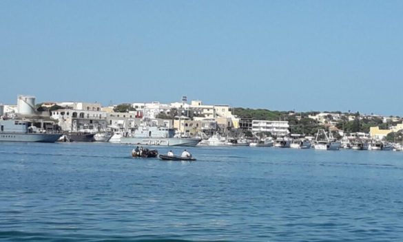 Migranti soccorsi su un gommone, un ivoriano caduto in mare