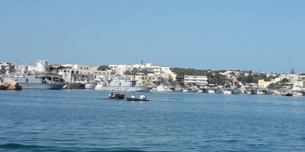 Migranti soccorsi su un gommone, un ivoriano caduto in mare