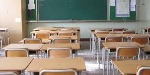 Milazzo, apprende di essere stato bocciato e aggredisce il professore con pugni e una testata