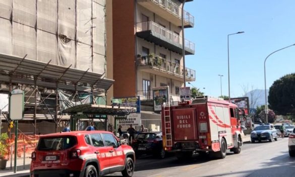 Palermo, auto in fiamme nei garage di un condominio: paura in viale Lazio