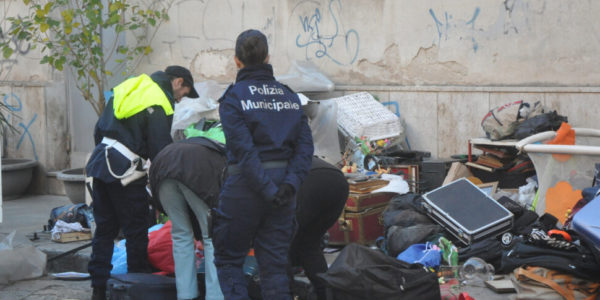 Palermo, nuovo blitz al mercatino abusivo dell'Albergheria: gli ambulanti scappano, sequestrata merce per tre tonnellate