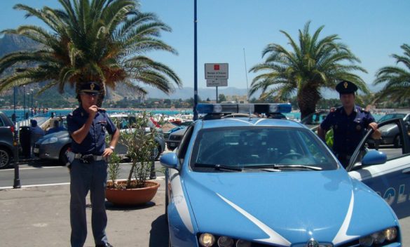 Palermo, coppia di turisti portoghesi rapinata in piazza a Mondello