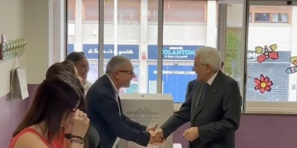 Europee, il presidente della Repubblica Sergio Mattarella ha votato a Palermo fra gli applausi