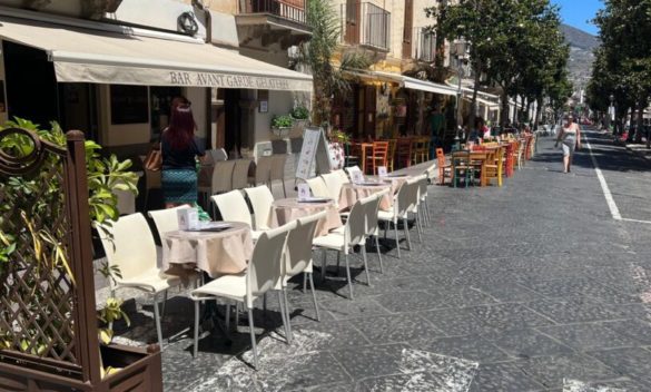 Lipari, ombrelloni vietati per bar e ristoranti sul Corso: scatta la protesta
