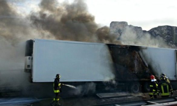 Camion a fuoco a San Gregorio di Catania, disagi per il traffico sull'A18