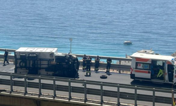 Camion esce di strada e si ribalta sulla Messina-Catania: ferito il conducente, rallentamenti al traffico