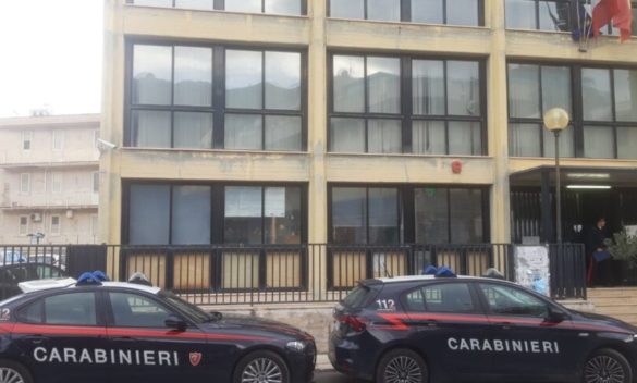 Villabate, resta fuori dal turno per la carta d'identità elettronica e sfascia l'ufficio comunale