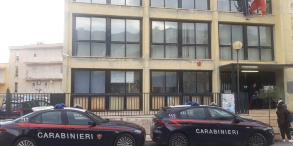 Villabate, resta fuori dal turno per la carta d'identità elettronica e sfascia l'ufficio comunale