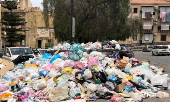 I rifiuti tornano a infestare Palermo e i turisti scattano fotografie