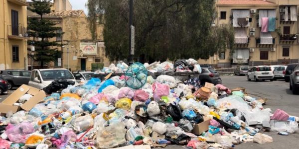 I rifiuti tornano a infestare Palermo e i turisti scattano fotografie