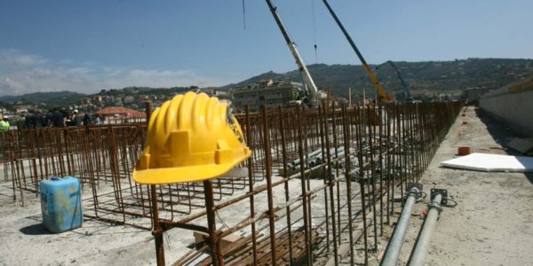 Incidente sul lavoro a Campofelice di Roccella: un operaio cade da un’impalcatura e muore, nel cantiere anche i suoi due figli