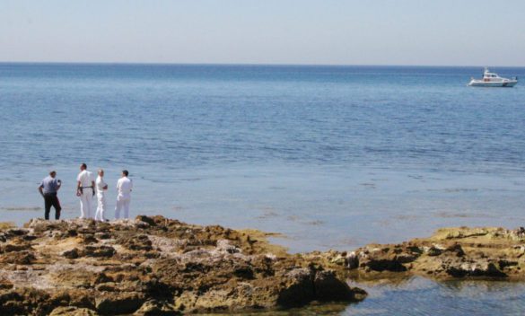 In canoa da Mazara a Torretta Granitola raccogliendo plastica, l'impresa di una coppia ambientalista