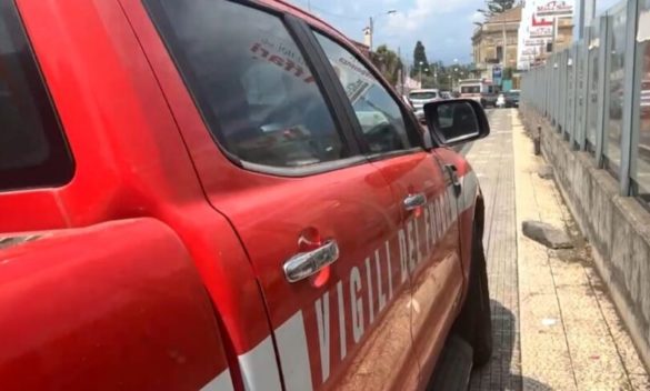 Incendio in un canneto a Pozzallo, sgomberate due villette