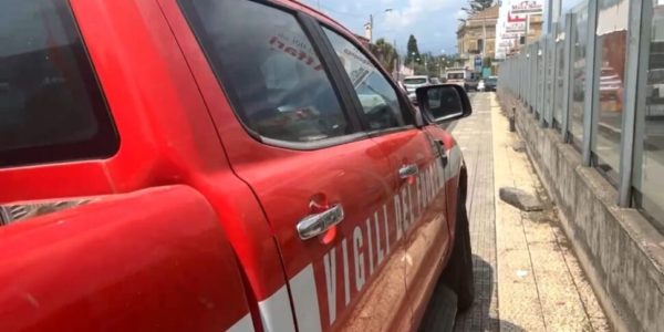 Incendio in un canneto a Pozzallo, sgomberate due villette