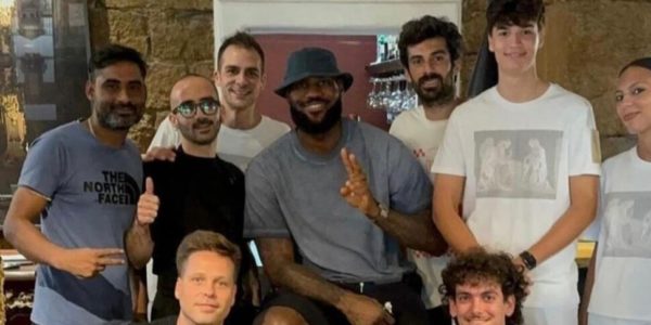 La superstar del basket americano LeBron James in giro per le strade di Palermo