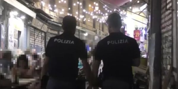 Palermo, rissa in via Roma: litigano due ragazze, a placare gli animi sono le forze dell'ordine