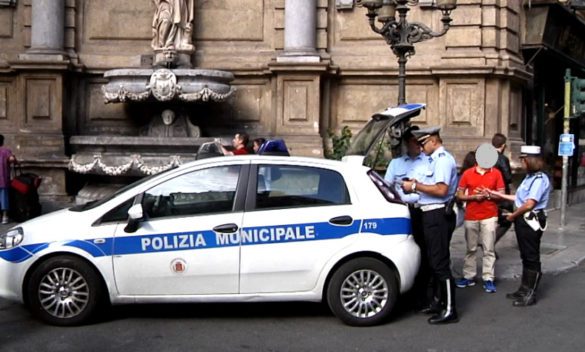 Palermo, test sui vigili con la pistola: è scontro in consiglio comunale