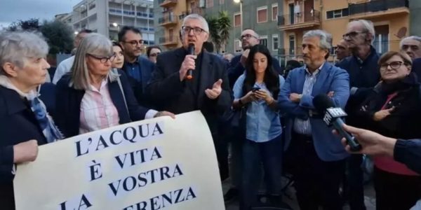 A Caltanissetta sit-in per l'acqua, turni di erogazione ogni 6 giorni