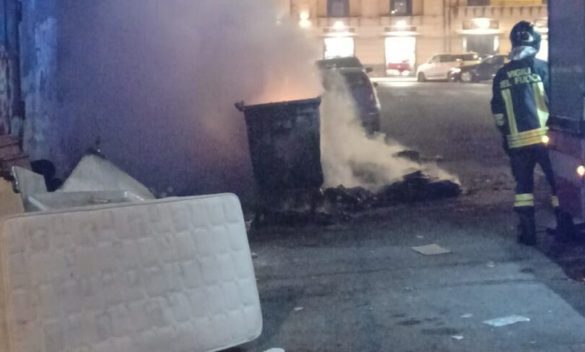 Roghi di cassonetti nella zona della stazione centrale a Palermo, intervengono i vigili del fuoco