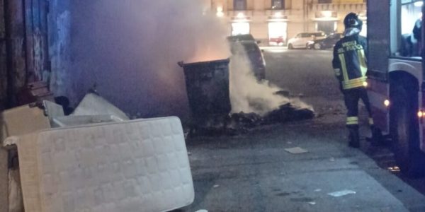 Roghi di cassonetti nella zona della stazione centrale a Palermo, intervengono i vigili del fuoco