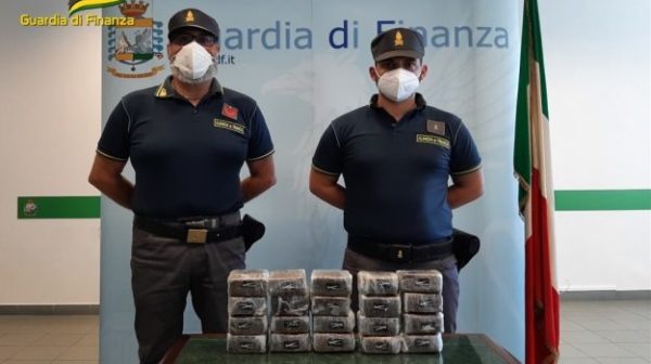 Auf der Palermo-Catania mit 10 Kilo Haschisch, zwei Festnahmen: eine mit Einkünften aus der Staatsbürgerschaft