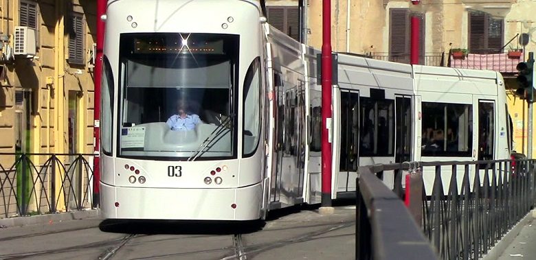 Die Straßenbahn verlässt das Zentrum, weniger Auswirkungen auf die Via Libertà, Vorrang für Linien in den Vororten
