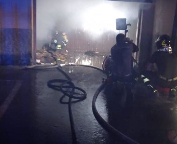 Feuer in der Garage, Gebäude evakuiert