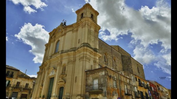 Serradifalco.  Attribué les travaux de restauration, de restauration et de consolidation de l’église mère