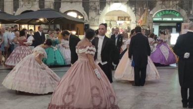 El baile de damas y caballeros en Piazza Duomo en Catania